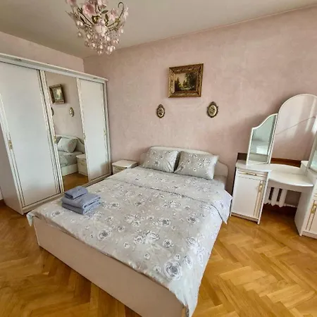 Апартаменты Аpartments At The Pecherska Metro Station