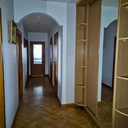 Апартаменты Аpartments At The Pecherska Metro Station *