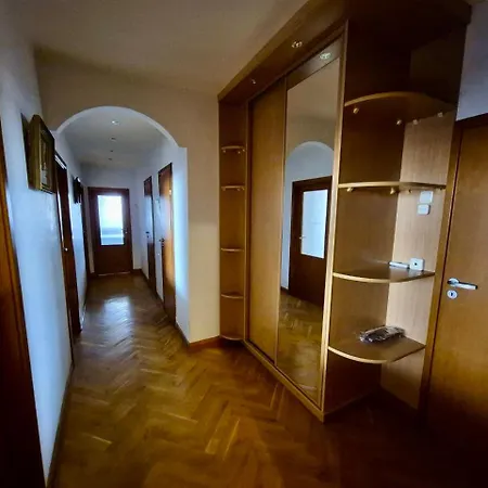 Аpartments At The Pecherska Metro Station
