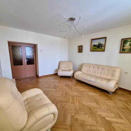 Апартаменты Аpartments At The Pecherska Metro Station *