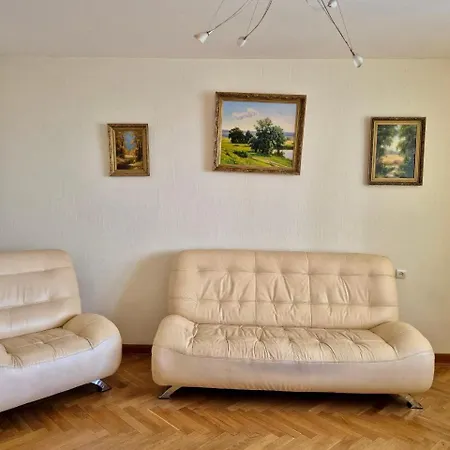 Апартаменты Аpartments At The Pecherska Metro Station